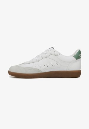Sneaker bianco in pelle con finitura liscia, accento sul tallone verde chiaro, lati forati e suola in gomma marrone.