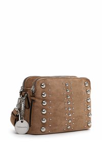 Braune Wildleder-Crossbody-Tasche mit silbernen Nieten, die in Linien angeordnet sind, mit Reißverschlussverschluss und verstellbarem Schultergurt mit einem Metallschild.