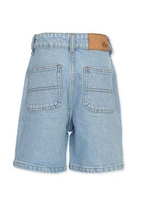 Světle modré denimové šortky s vysokým pasem, dvěma zadními kapsami a koženou etiketou na pase. Nerovný lem na nohavicích.
