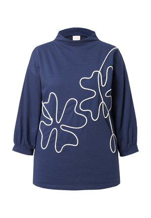 Top de manga larga color azul marino con cuello alto, con diseños abstractos florales en blanco de estilo cuerda en la parte delantera y puños ligeramente fruncidos.