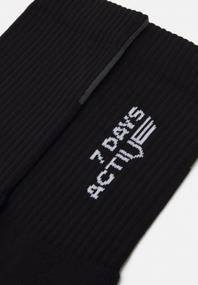 Calcetines negros con rayas y la inscripción "7 DAYS ACTIVE" en letras blancas. Un diseño elegante y texturizado con un ajuste cómodo.