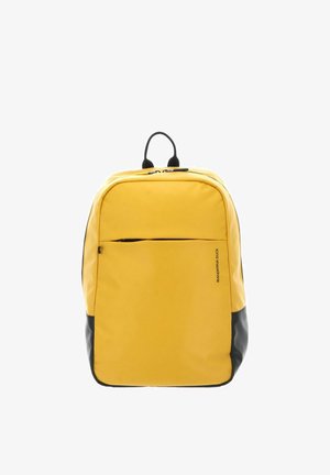 Sac à dos jaune avec une texture lisse, poche avant zippée et panneau inférieur noir. Comprend deux poignées noires en haut pour le transport.