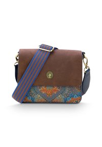 Bruine leren schoudertas met een patroon op het onderste paneel. Voorzien van een blauwe en oranje gestreepte schouderband en een logo met gouden hardware.