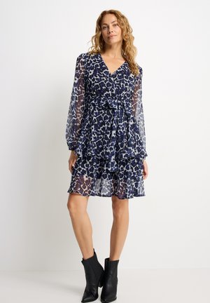 Kleid aus blauer und lila Chiffon mit Leopardenmuster, Wickeldesign, langen Ärmeln, gestuftem Rock und einem Bindegürtel in der Taille.