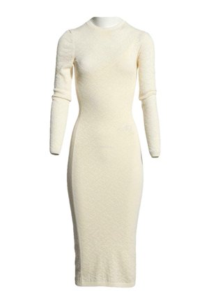 Robe en maille ajustée de couleur crème, manches longues, col montant et longueur midi, avec un motif texturé subtil sur toute la robe.