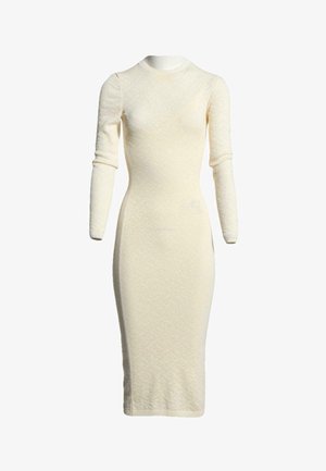 Robe en maille ajustée de couleur crème, manches longues, col montant et longueur midi, avec un motif texturé subtil sur toute la robe.