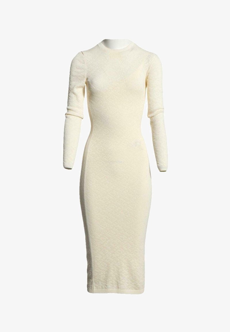 Robe en maille ajustée de couleur crème, manches longues, col montant et longueur midi, avec un motif texturé subtil sur toute la robe.