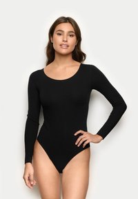 Czarny bodysuit z długim rękawem, z dekoltem w serek i wysokim krojem nóg. Wykonany z gładkiego, elastycznego materiału, zaprojektowany dla dopasowanego sylwetki.