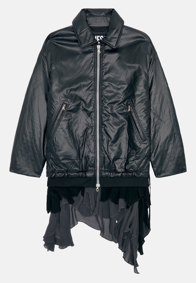 Schwarze, glänzende Bomberjacke mit einem Reißverschluss, seitlichen Taschen und einem kontrastierenden, gerafften Saum aus schichtweisem grauem Stoff.
