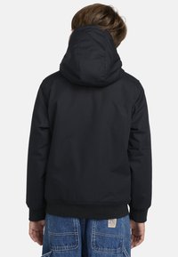 Sort hættetrøje med en glat tekstur, der har en høj krave og elastiske manchetter. Bagsiden viser et minimalistisk design uden udsmykninger.
