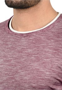 Bordeaux kortermet skjorte med en teksturert, melert finish. Har en kontrastfarget hvit rund hals. Glatt stoff og tettsittende design.