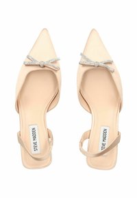 Nackte spitze Absatzschuhe mit Satin-Finish, versehen mit einer dekorativen Schleife, die mit Strasssteinen auf dem Rist akzentuiert ist, und einem schlanken Knöchelriemen.