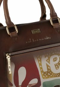 Braune Lederhandtasche mit goldfarbenen Beschlägen, einer Reißverschlusstasche und einem bunten künstlerischen Design auf strukturierter Oberfläche. Prägendes Markendetail.