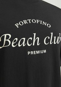 Juoda marškinėlių su užrašu "PORTOFINO" ir "Beach club" baltomis raidėmis, o žemiau - "PREMIUM". Pagaminti iš medvilnės, standartinio kirpimo.