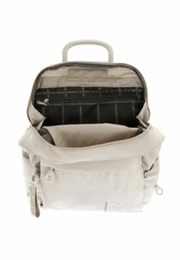 Sac à dos en toile beige avec un compartiment principal, une poche intérieure zippée, une poignée supérieure et une doublure avec marque. Il présente des fermetures éclair latérales et une finition texturée.