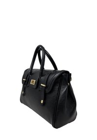 Černá kožená kabelka s texturovaným povrchem, dvojitými uchy a zlatými kovovými doplňky. Má klopu s kovovou sponou.