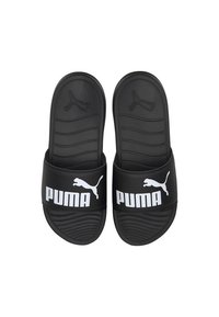 Sorte slidesandaler lavet af syntetisk materiale. Har en bred rem med hvid "PUMA" tekst og logo. Tekstureret sål for godt greb.