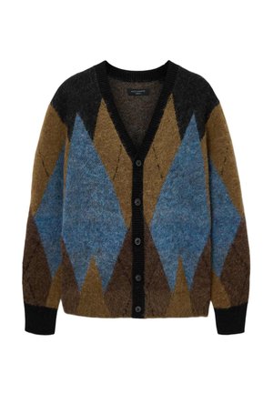 Cardigan en laine douce, avec un col en V, des boutons noirs et un motif en losange aux nuances de bleu, marron et noir.