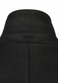 Collo in misto lana nera con una texture liscia e un leggero effetto lucido. Presenta una cucitura a vista e un logo HECHTER in rilievo sul retro.