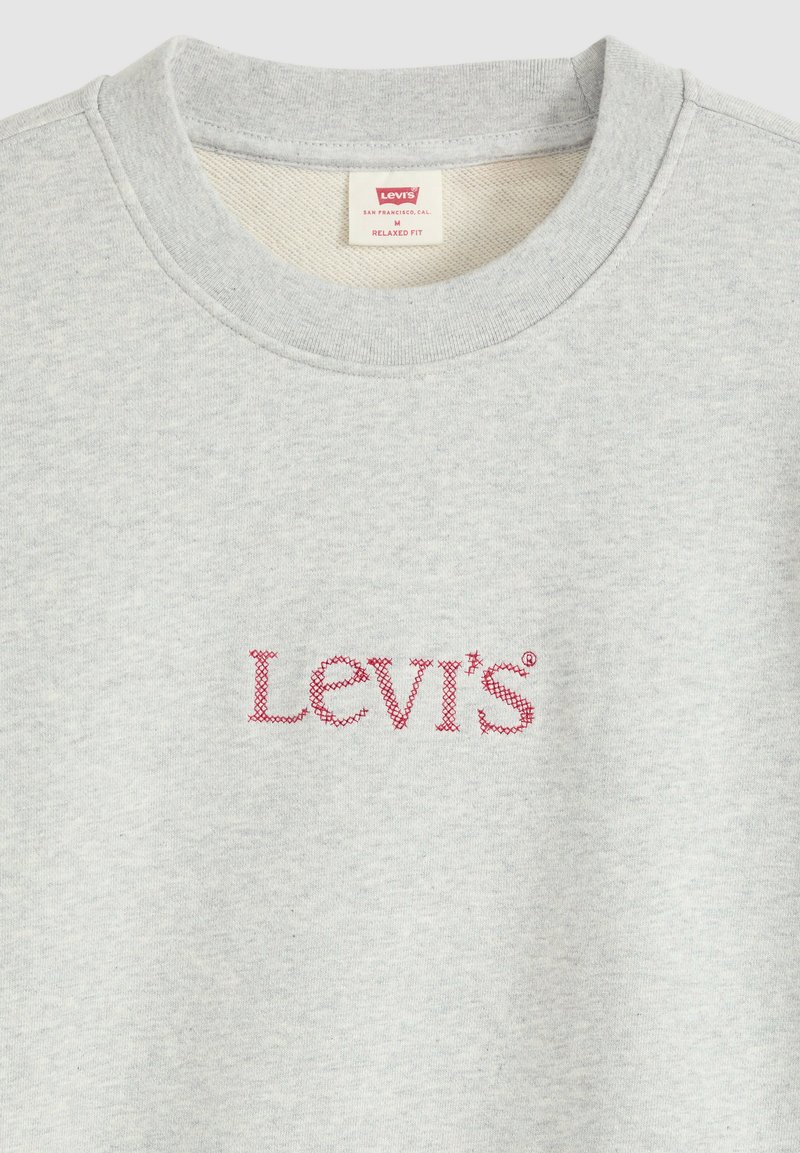 Felpa girocollo grigio chiaro con logo Levi's rosso ricamato al centro davanti e etichetta Levi's all'interno del colletto con indicazione relaxed fit taglia media.