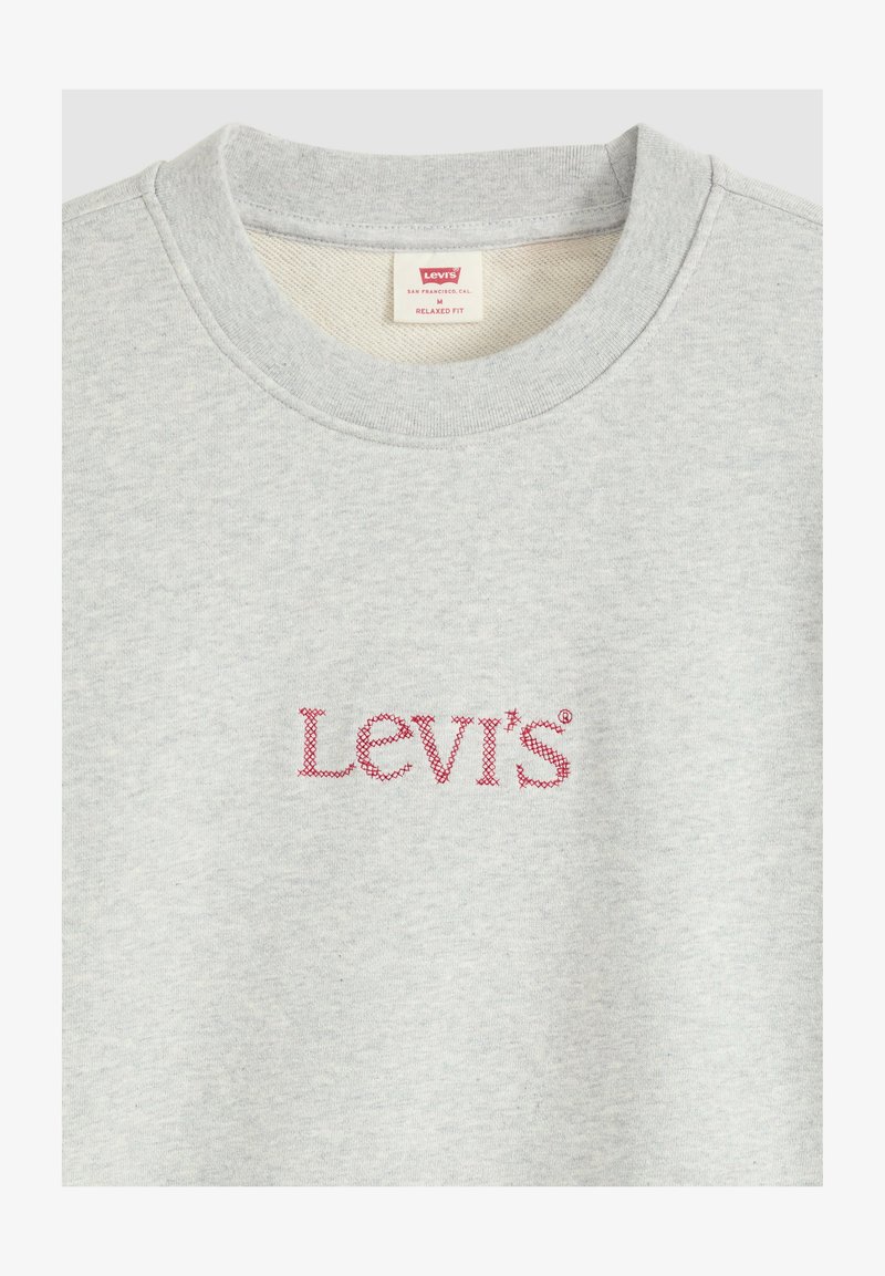 Felpa girocollo grigio chiaro con logo Levi's rosso ricamato al centro davanti e etichetta Levi's all'interno del colletto con indicazione relaxed fit taglia media.