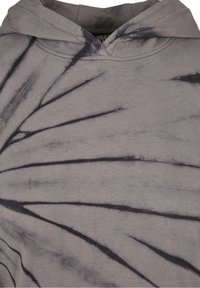 Szary hoodie w tie-dye z wirującymi czarnymi wzorami, wykonany z miękkiej bawełny i klasyczną przednią kieszenią typu kangur.