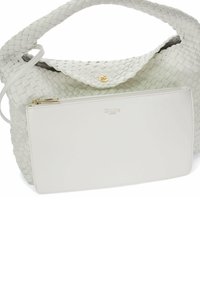 Witte geweven leren handtas met een gebogen handvat, drukknoopsluiting en een afneembare platte tas. Gladde textuur met subtiele gouden accenten.
