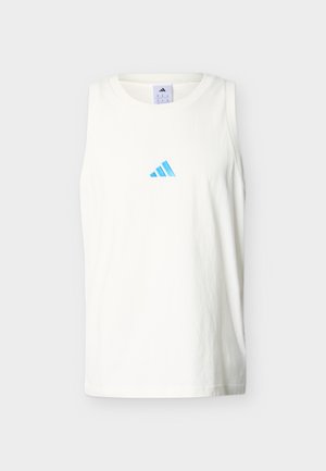 Biele športové tielko bez rukávov s okrúhlym výstrihom a malým modrým logom Adidas v strede na hrudi.
