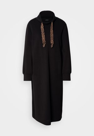Vestito lungo nero con cappuccio in un tessuto morbido e colletto alto, caratterizzato da lacci con stampa leopardata e due tasche frontali.