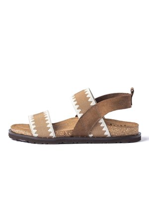 Braune und beige Sandale mit offenem Zehenbereich, zwei Stoffriemen, einem Lederknöchelriemen, Korkfußbett und strukturierter schwarzer Sohle.