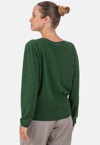 Grüner Strickpullover mit Rundhalsausschnitt, langen Ärmeln sowie geripptem Saum und Bündchen, mit weicher Textur und lockerem Schnitt.