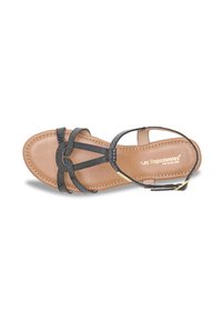 Sandal in pelle nera con più cinghie, caratterizzato da una finitura testurizzata, una soletta liscia color beige e un accento dorato sulla fibbia.