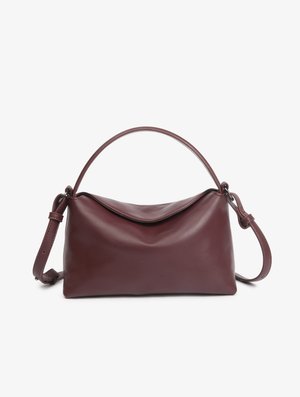 Un sac à main en cuir marron foncé avec une seule poignée supérieure et une bandoulière réglable sur fond blanc.