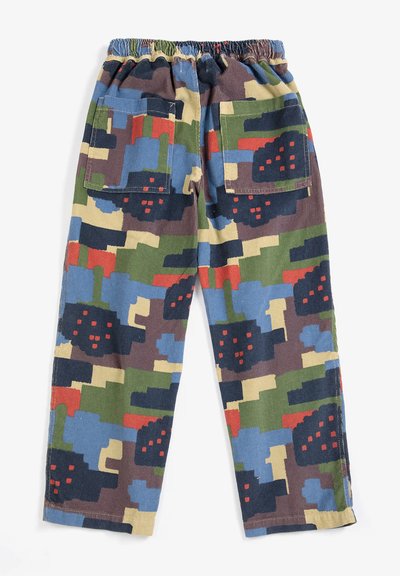 Pantalon ample avec taille élastique, poches plaquées, présentant un motif camouflage abstrait multicolore en vert, bleu, rouge, noir et beige.