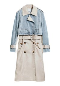 Chaqueta de mezclilla azul recortada con parte inferior de trinchera beige; cuenta con una cintura ceñida por un cinturón, botones de doble botonadura y materiales contrastantes.