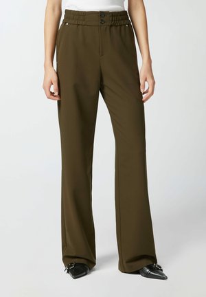 Pantaloni verde oliva con vita alta, raccolto elastico e chiusura a bottone. Presentano tasche frontali e un design della gamba dritta e fluida.