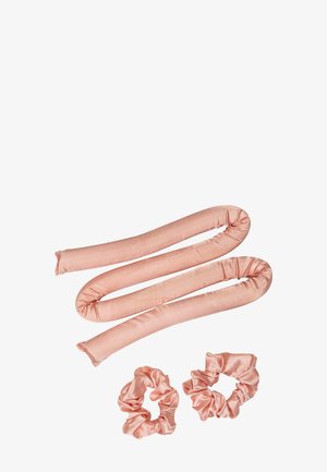 Longue bande douce en satin rose pour boucleur de cheveux avec deux chouchous assortis en satin rose sur fond blanc.