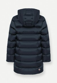 Námornícky pufovaná bunda s horizontálnym prešívaním, so kapucňou a obľúbeným kruhovým logom pri spodnom leme. Hladký, ľahký materiál.