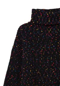Maglione nero, lavorato a maglia, con collo alto, caratterizzato da spruzzi multicolore di rosa, blu, giallo e viola sparsi su tutto il tessuto.