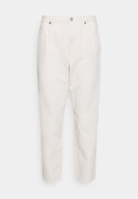 Pantalones de denim blancos de cintura alta con pierna recta, que cuentan con bolsillos frontales, pasadores para cinturón, una bragueta con botones y detalles en tono cobre.