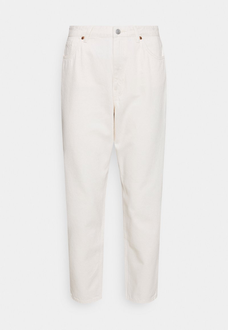 Pantalones de denim blancos de cintura alta con pierna recta, que cuentan con bolsillos frontales, pasadores para cinturón, una bragueta con botones y detalles en tono cobre.