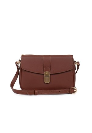 Brązowa, teksturowana skórzana torba na ramię z klapą, złotym zapięciem i regulowanym paskiem z klamrą, przedstawiona na białym tle.