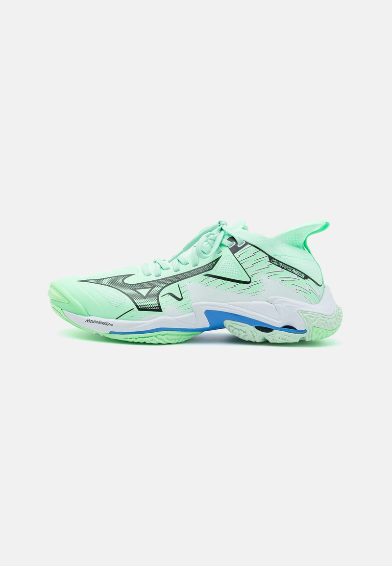 Scarpa sportiva verde menta con tomaia in mesh, dettagli neri e una suola bianca con dettagli texture. Progettata per prestazioni e supporto.