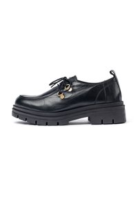 Zapato negro de piel con cordones, con punta redondeada, suela de goma negra gruesa y acentos de hardware dorado. Textura suave con un diseño minimalista.