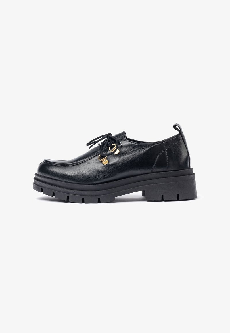 Schwarze Schnürschuhe aus Leder mit runder Zehenform, robuster schwarzer Gummisohle und goldenen Hardware-Akzenten. Glatte Textur mit minimalistischem Design.