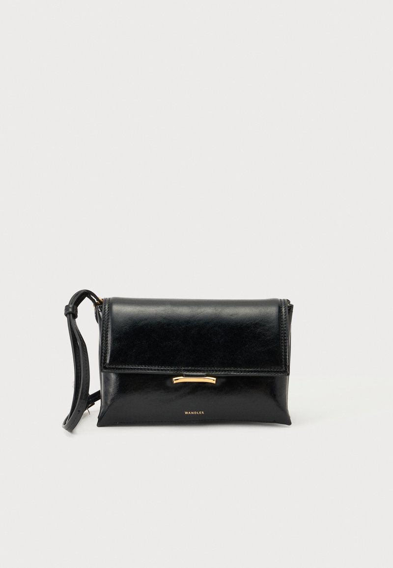 Μαύρο δερμάτινο clutch για τον καρπό με λεπτομέρεια σε χρυσό τόνο και λουράκι, με μικρό λογότυπο "WANDLER" στο κέντρο κάτω.