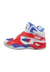 Scarpe sportive alte con una combinazione di colori rosso, bianco e blu. Realizzate in pelle sintetica, con una fascia in Velcro e dettagli in rete.