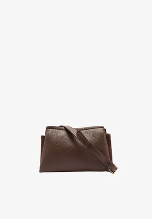 Ciemnobrązowa, teksturowana skórzana torebka na ramię z regulowanym paskiem i złotą klamrą, na białym tle.