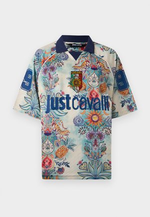 Īsroku krekls ar tumši zilu apkakli, ziedu un tīģera rakstiem, saules motīviem un uzrakstu "just cavalli" lieliem tumši zilajiem burtiem priekšpusē.