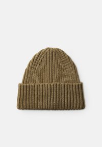 Beanie tricotat de culoare maro pământie, cu o textură ribbed și un tiv pliat. Vârful are un design subtil în vârf. Material moale din lână.